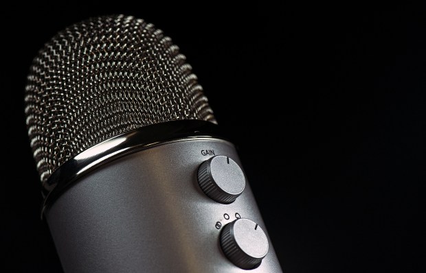 microphone-1172260_1920