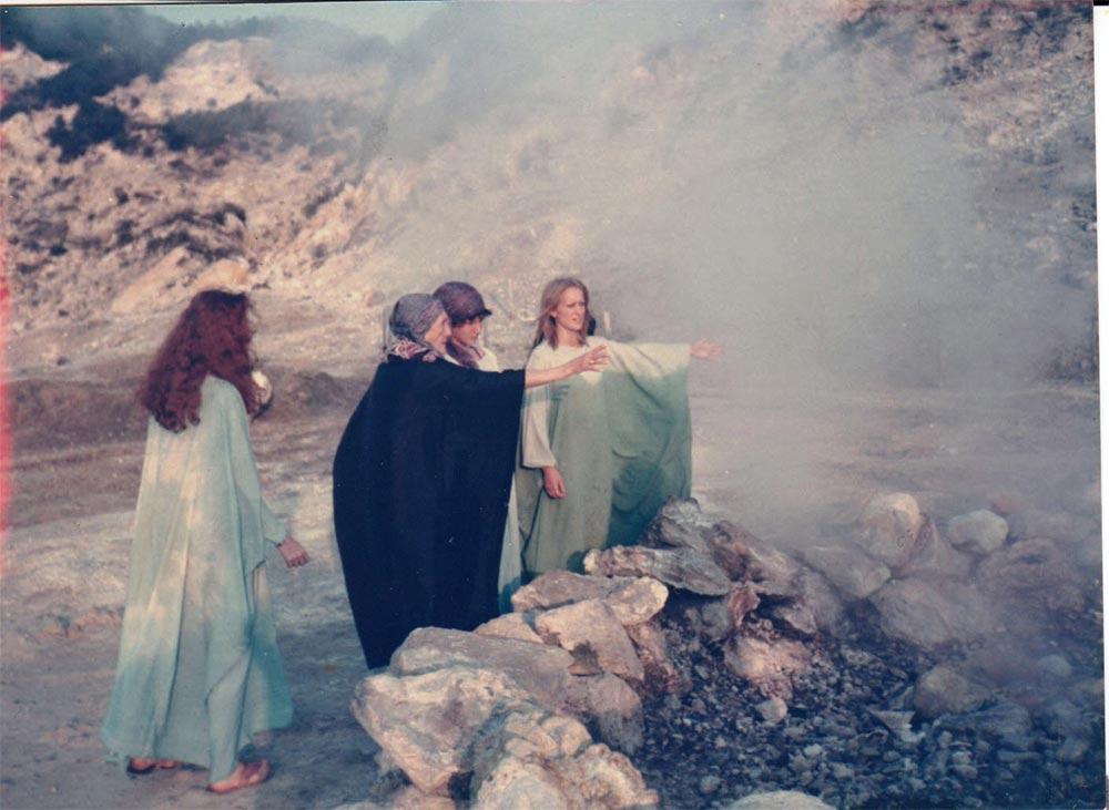 Le Nemesiache, the Neapolitan feminist and pacifist artists' group.