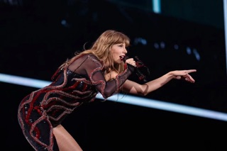 Taylor Swift singing to an audience